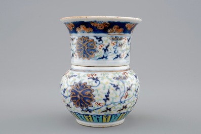 Een twee-delig Chinees doucai vaasje met decor van lotus scrolls, 19/20e eeuw
