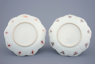 Een paar Chinese famille rose lotusvormige borden met bloemdecor, Qianlong, 18e eeuw