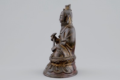 Un mod&egrave;le d'un sage assis au sceptre ruyi en bronze, Chine, Dynastie Ming