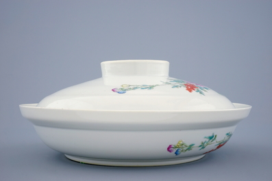 Un bol et son couvercle en porcelaine de Chine famille rose, marque de Jurentang, R&eacute;publique (1912-1949)