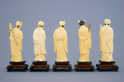 Un lot de 5 immortels en ivoire sculpt&eacute; sur socles en bois, 19&egrave;me