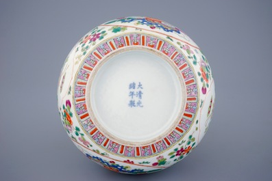 Un vase de forme bouteille en porcelaine de Chine famille rose, 19/20&egrave;m