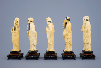 Un lot de 5 immortels en ivoire sculpt&eacute; sur socles en bois, 19&egrave;me