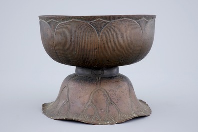 Een Chinese bronzen coupe in de vorm van een lotusbloem, vroege Qing Dynastie
