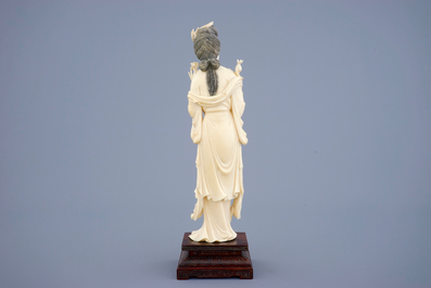 Een grote Chinese ivoren figuur van Guanyin op houten sokkel, begin 20e eeuw