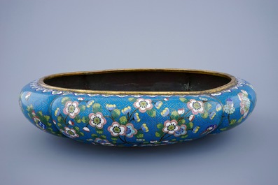 A Chinese cloisonn&eacute; shallow oval basin, 19th C.
