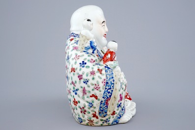 A large Chinese famille rose porcelain Buddha, 19/20th C.