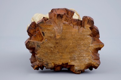 Une figure de Guanyin en pierre de savon sur socle en bois sculpt&eacute;, 18/19&egrave;me