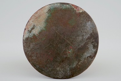 Un mirroir &agrave; d&eacute;cor floral en bronze, Chine, prob. Dynastie Ming