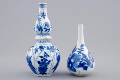Twee kleine Chinese blauw-witte vaasjes, Kangxi