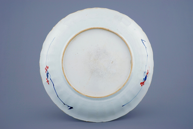 Een grote Chinese famille verte schotel met het wapen van Artoys, Kangxi/Yongzheng, ca. 1720