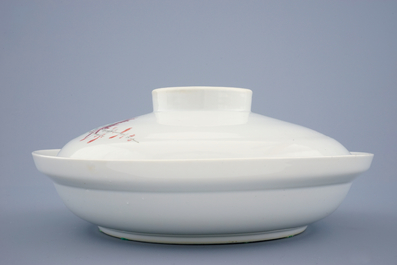 Un bol et son couvercle en porcelaine de Chine famille rose, marque de Jurentang, R&eacute;publique (1912-1949)
