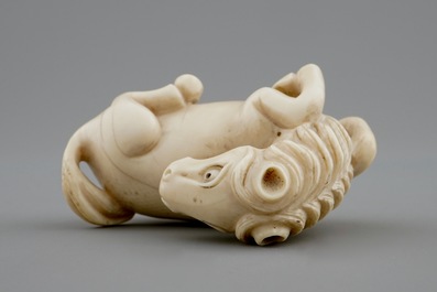 Un netsuke sign&eacute; en ivoire en forme d'un cheval, Japon, 19&egrave;me