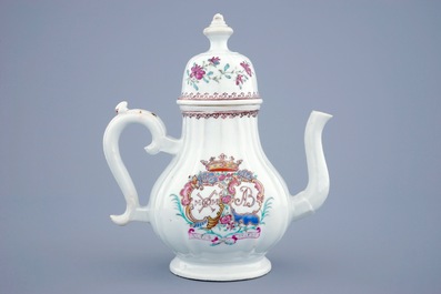 Een Chinese famille rose theepot met wapen voor de Nederlandse markt, Qianlong, 18e eeuw