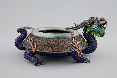Un br&ucirc;le-parfum en argent &eacute;maill&eacute; et jade en forme de dragon, Chine, 19/20&egrave;me