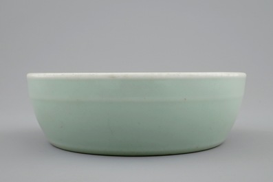 Een Chinese celadon penselenwasser, Qianlong merk en periode