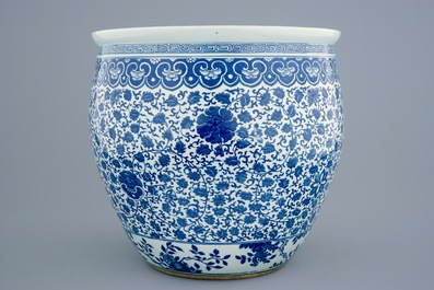 Un aquarium en porcelaine de Chine bleu et blanc &agrave; d&eacute;cor de fleurs, 19&egrave;me