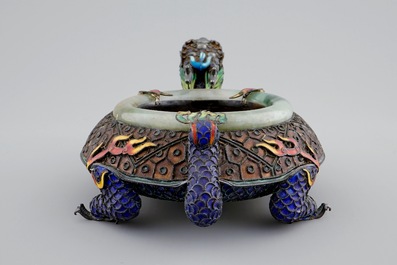 Un br&ucirc;le-parfum en argent &eacute;maill&eacute; et jade en forme de dragon, Chine, 19/20&egrave;me
