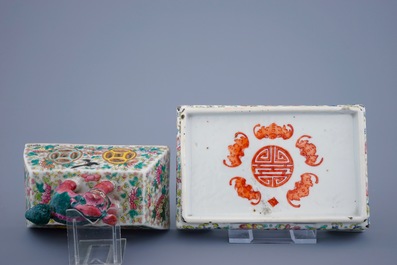 A 5-piece Chinese famille rose temple garniture with a censer on stand, 19th C.