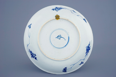 Een Chinese blauw-witte schotel met vruchten in gebladerte, Kangxi