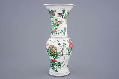 Un vase en porcelaine de Chine famille verte aux fleurs et oiseaux, Kangxi