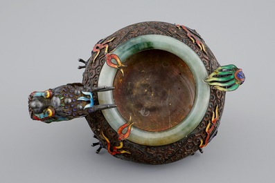 Un br&ucirc;le-parfum en argent &eacute;maill&eacute; et jade en forme de dragon, Chine, 19/20&egrave;me