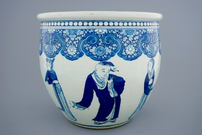A Chinese blue and white fish bowl with large figures, 18/19th C.