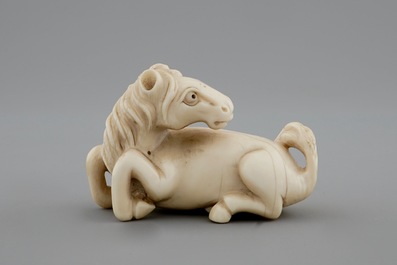 Un netsuke sign&eacute; en ivoire en forme d'un cheval, Japon, 19&egrave;me