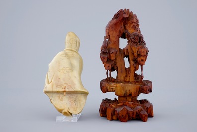Une figure de Guanyin en pierre de savon sur socle en bois sculpt&eacute;, 18/19&egrave;me