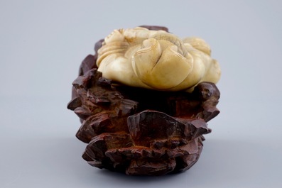 Une figure de Guanyin en pierre de savon sur socle en bois sculpt&eacute;, 18/19&egrave;me