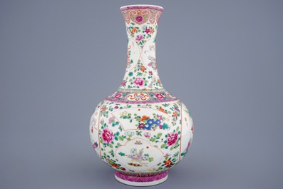Un vase de forme bouteille en porcelaine de Chine famille rose, 19/20&egrave;m