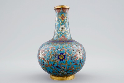 A Chinese cloisonne tianqiuping bottle vase, 18/19th C.