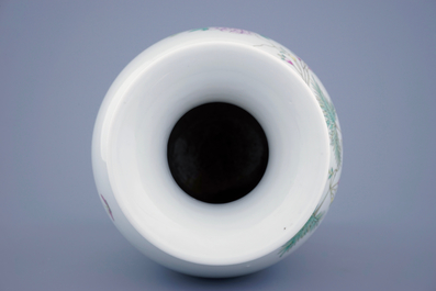 A fine Chinese famille rose vase with floral design, 19/20th C.