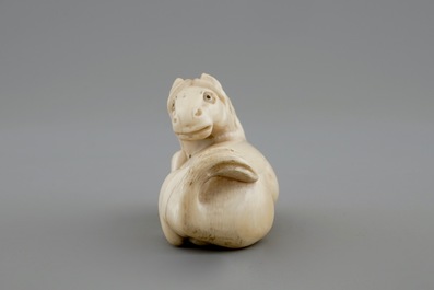 Un netsuke sign&eacute; en ivoire en forme d'un cheval, Japon, 19&egrave;me