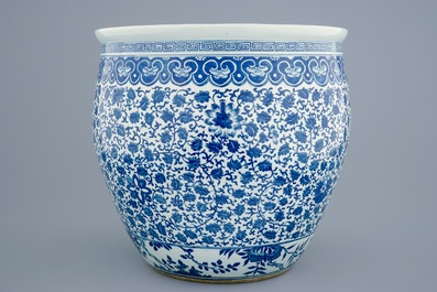 Un aquarium en porcelaine de Chine bleu et blanc &agrave; d&eacute;cor de fleurs, 19&egrave;me