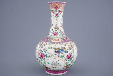 Un vase de forme bouteille en porcelaine de Chine famille rose, 19/20&egrave;m