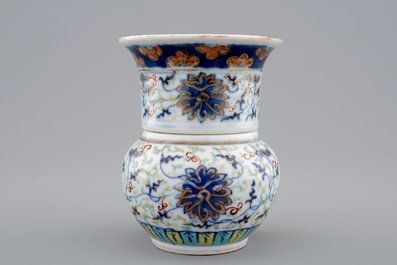 Een twee-delig Chinees doucai vaasje met decor van lotus scrolls, 19/20e eeuw