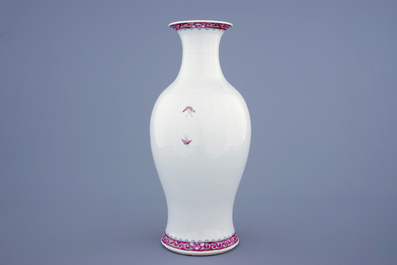A fine Chinese famille rose vase with floral design, 19/20th C.