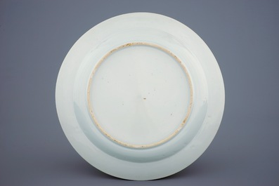 Un plat en porcelaine de Chine famille rose aux cavali&egrave;res, Yongzheng/Qianlong, 18&egrave;me