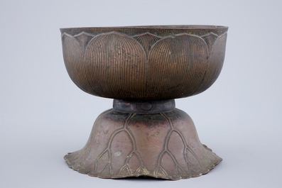 Een Chinese bronzen coupe in de vorm van een lotusbloem, vroege Qing Dynastie