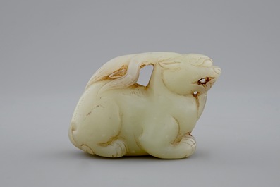 Een Chinees celadon jade snijwerk van een mythologisch hert, 18/19e eeuw