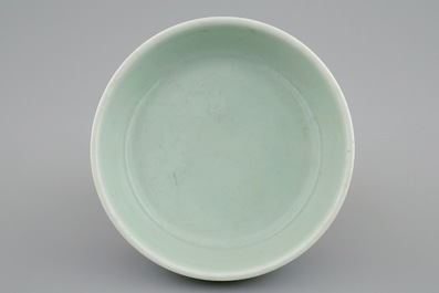 Een Chinese celadon penselenwasser, Qianlong merk en periode