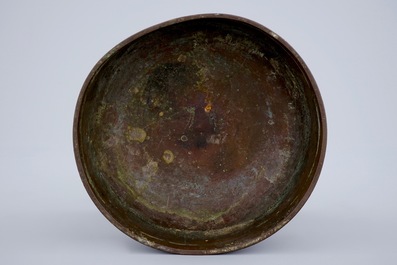 Een Chinese bronzen coupe in de vorm van een lotusbloem, vroege Qing Dynastie