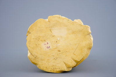 Un groupe d'immortels en ivoire sculpt&eacute; sur socle en bois sculpt&eacute;, d&eacute;but du 19&egrave;me