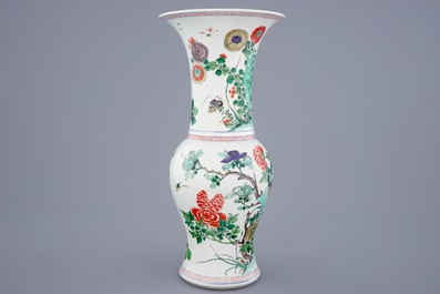 Un vase en porcelaine de Chine famille verte aux fleurs et oiseaux, Kangxi