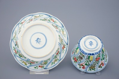 Een lot van 6 Chinese famille verte koppen en 7 schotels met decor van hanen, Kangxi