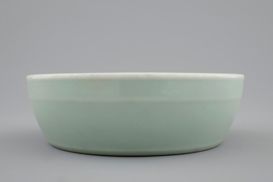 Een Chinese celadon penselenwasser, Qianlong merk en periode