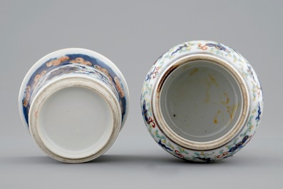 Een twee-delig Chinees doucai vaasje met decor van lotus scrolls, 19/20e eeuw