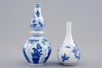 Twee kleine Chinese blauw-witte vaasjes, Kangxi