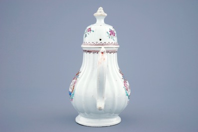 Een Chinese famille rose theepot met wapen voor de Nederlandse markt, Qianlong, 18e eeuw